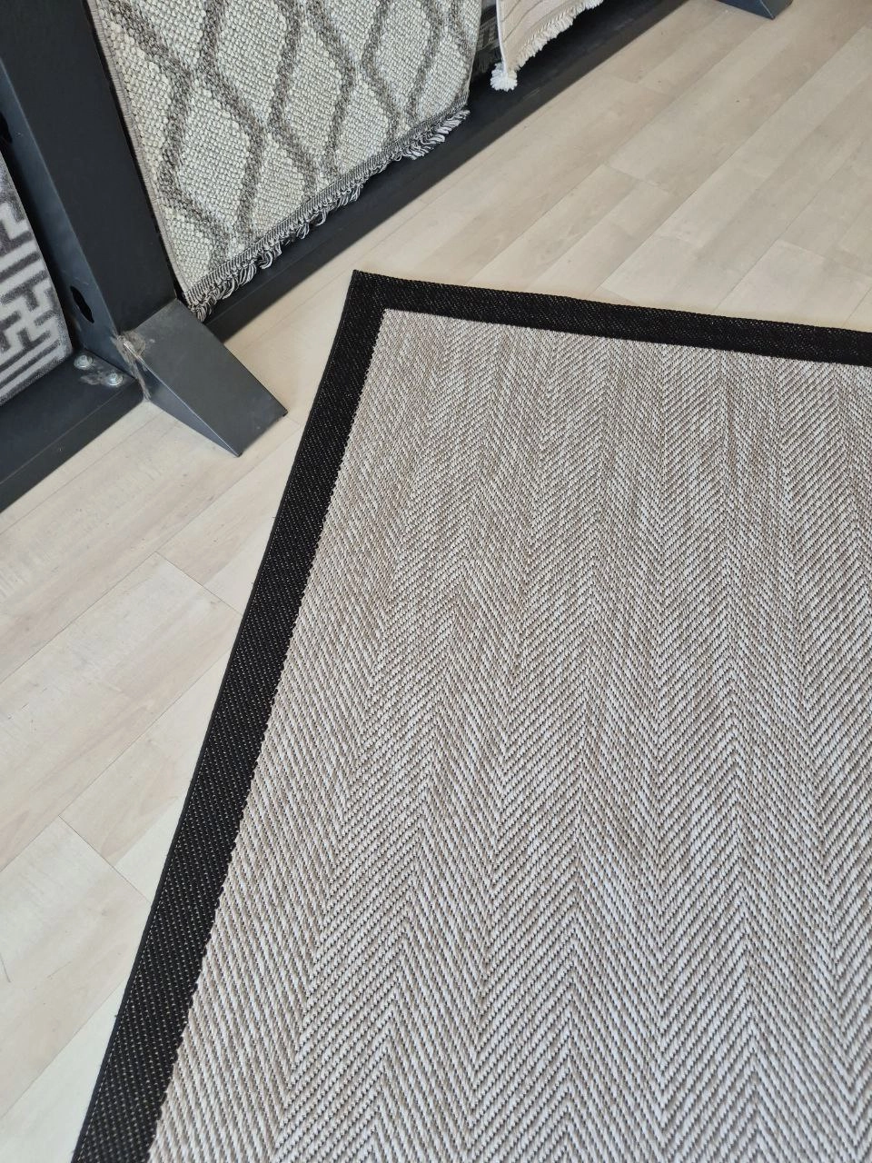 Bej Siyah Balık Sırtı Desenli Seritli Sisal Halı Sisal Plus Serisi