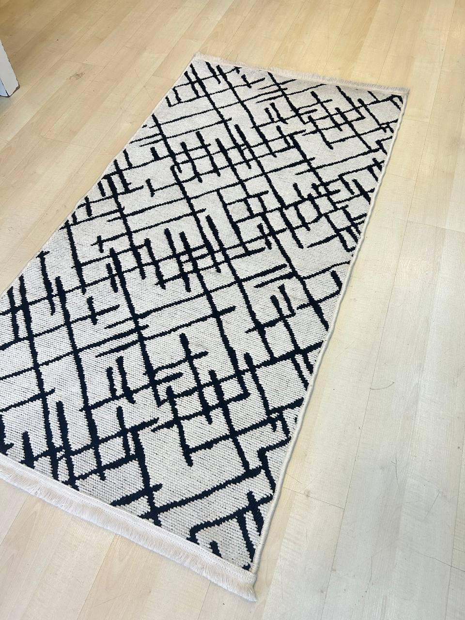 Şönil%20Kilim%20Beyaz%20Çizgi%20Desenli%20Kaymaz%20Taban%20Rain%20Serisi