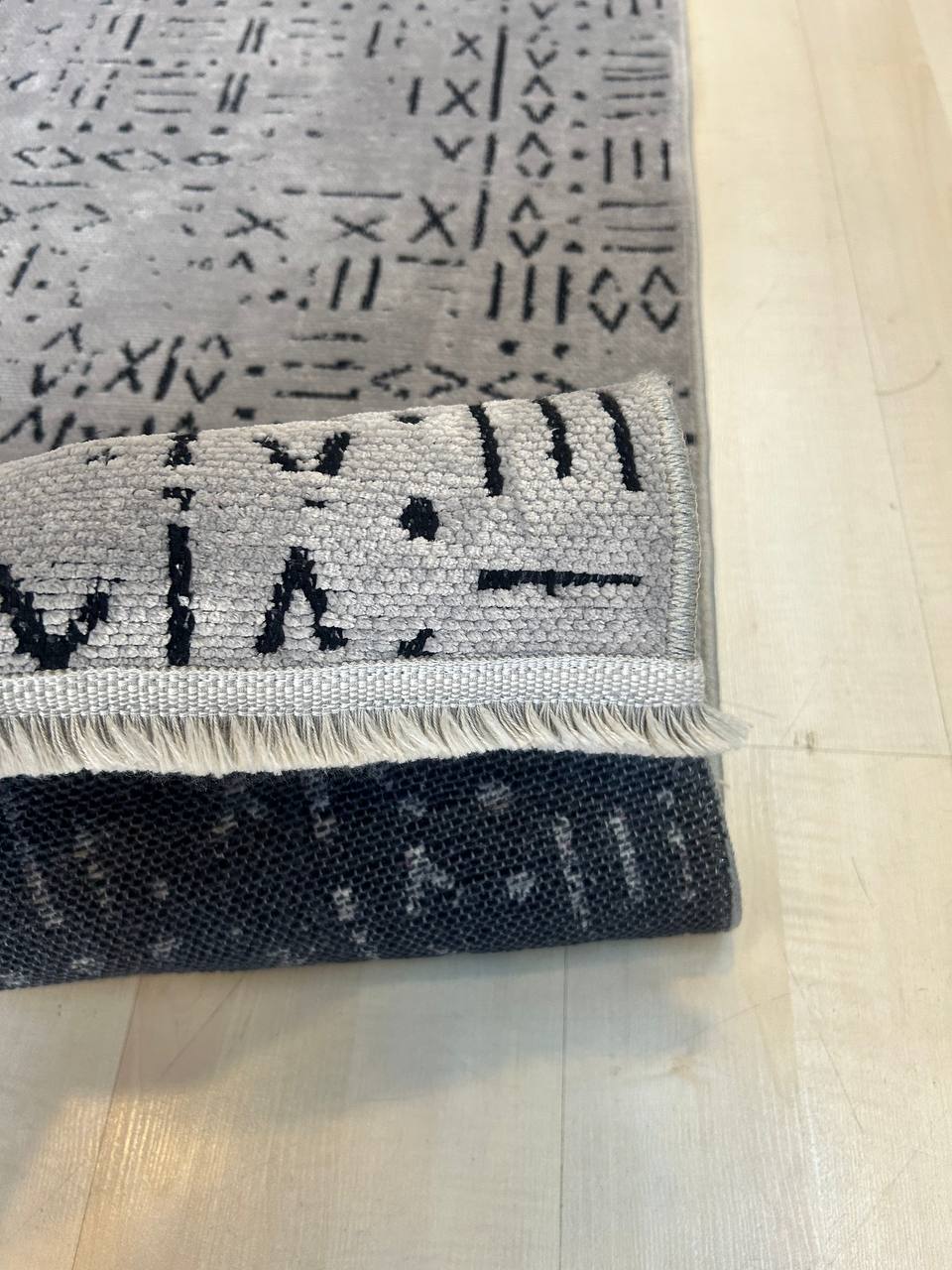 Şönil%20Kilim%20Gri%20Çivi%20Desenli%20Kaymaz%20Taban%20Vena%20Serisi
