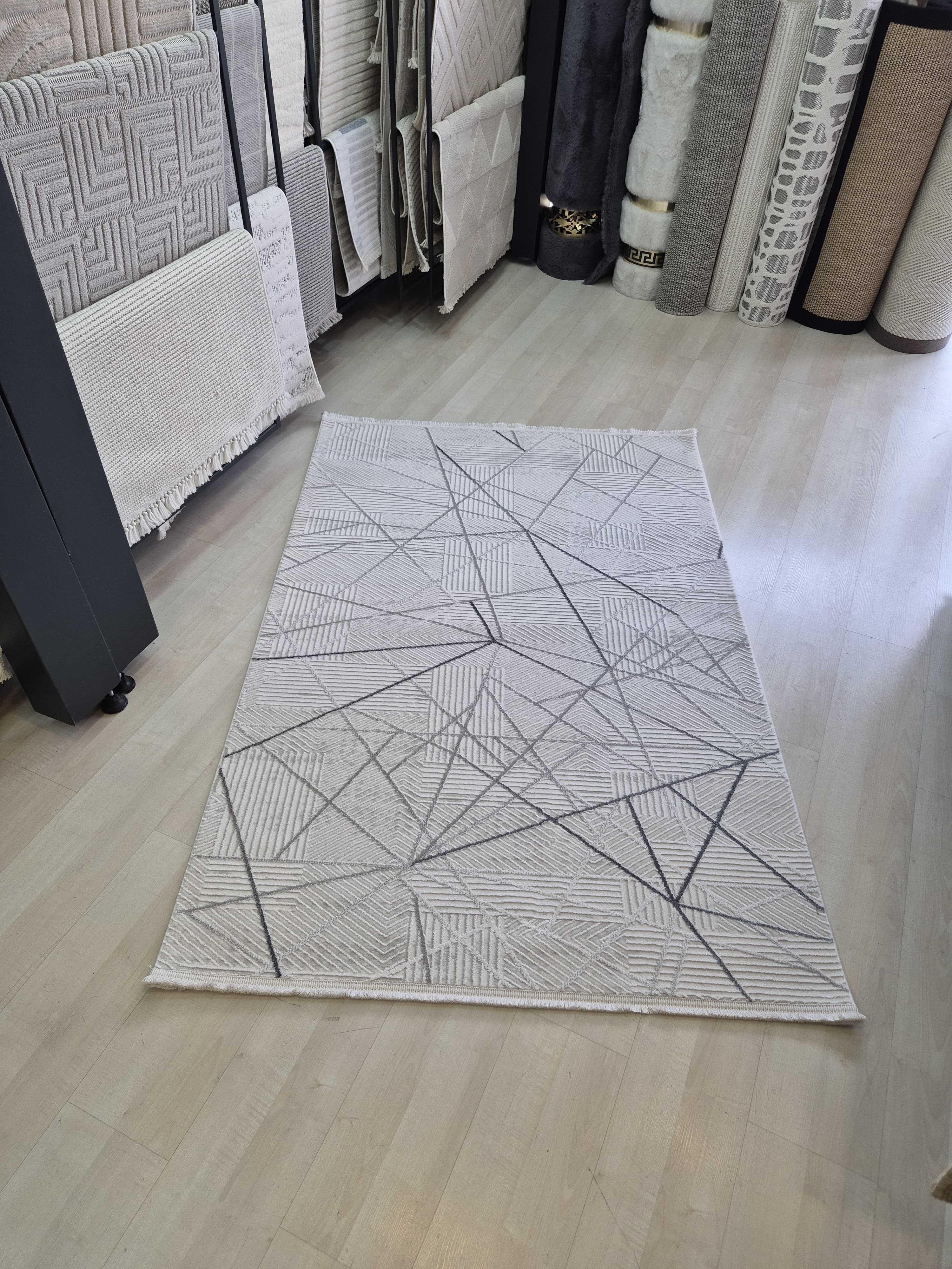 Gri Çizgi Desenli Halı Moda Serisi