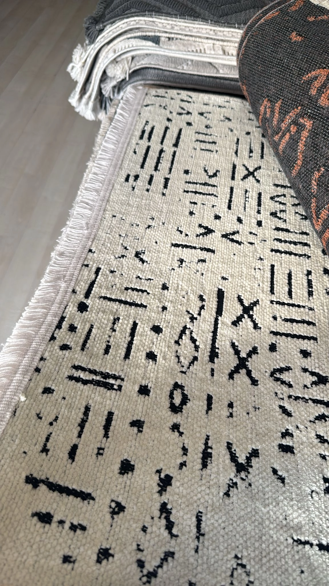 Şönil Kilim Beyaz Çivi Desenli Kaymaz Taban Vena Serisi